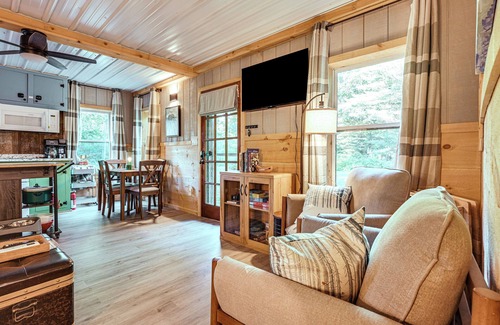 Gladwin Cottage | Inviting Gladwin Cottage: Kayaks & Steps to Lake Fun!