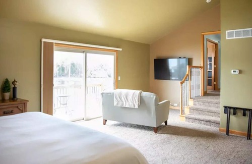 Gibraltar House | Lake Access, Wildlife, King Bed, Sunsets, Hot Tub