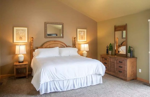 Gibraltar House | Lake Access, Wildlife, King Bed, Sunsets, Hot Tub
