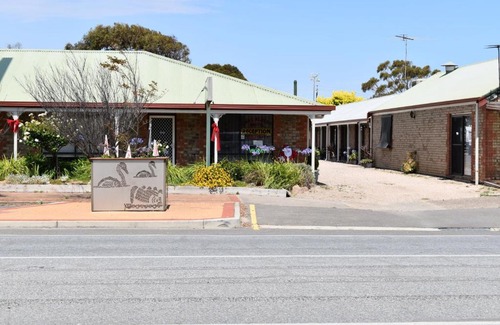 Bonney Hotel | Cozy Lake Albert Motel: Accessible & Family-Friendly Stay
