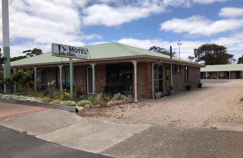 Bonney Hotel | Cozy Lake Albert Motel: Accessible & Family-Friendly Stay