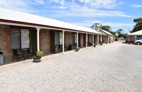 Bonney Hotel | Cozy Lake Albert Motel: Accessible & Family-Friendly Stay
