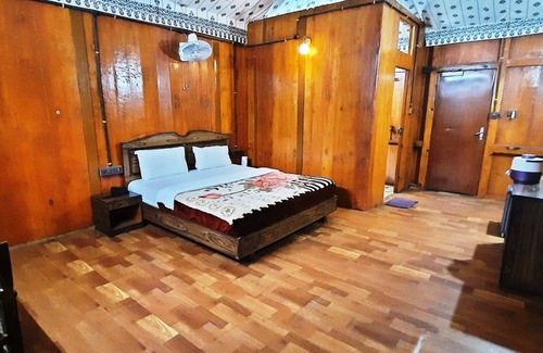 Kanooja Hotel | Relax at Lake Alpi Resort Kumbhalgarh with Pool & Dining