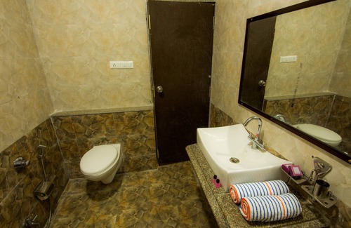 Kanooja Hotel | Relax at Lake Alpi Resort Kumbhalgarh with Pool & Dining