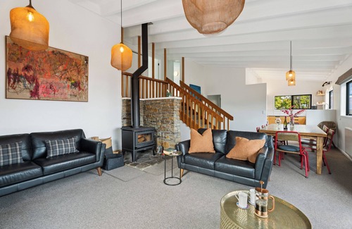 Queenstown City Centre Cottage | Pet-Friendly Queenstown Holiday Home near Southern Lakes