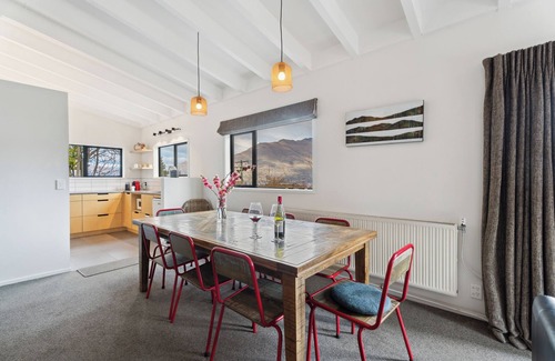 Queenstown City Centre Cottage | Pet-Friendly Queenstown Holiday Home near Southern Lakes