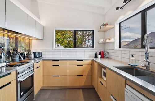 Queenstown City Centre Cottage | Pet-Friendly Queenstown Holiday Home near Southern Lakes