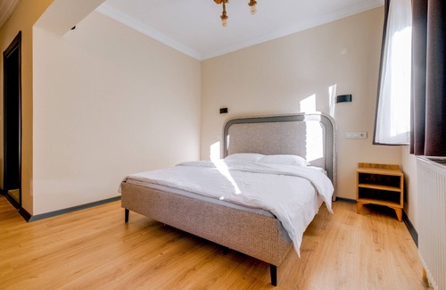 Tosya House | Experience Serene Lake and Mountain Views at Doceia Moderna