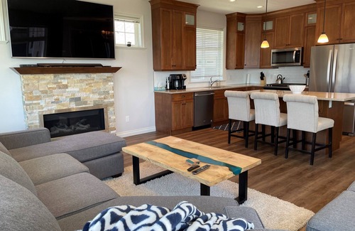 Okanagan-Similkameen House | Picturesque Lake & Mountain Views with Boat Slip Access