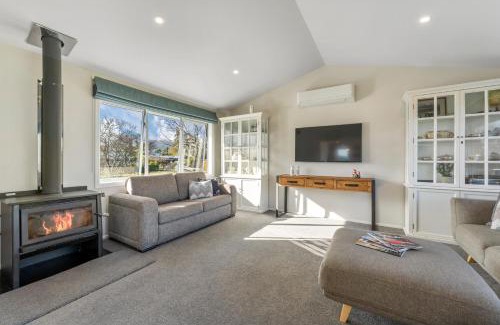 Taupo House | Relaxing Retreat with Breathtaking Lake and Mountain Views