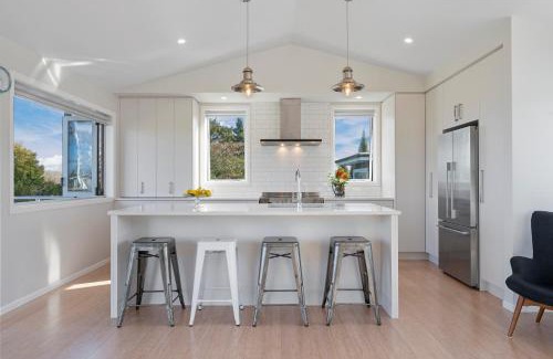 Taupo House | Relaxing Retreat with Breathtaking Lake and Mountain Views