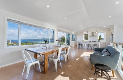 Taupo House | Relaxing Retreat with Breathtaking Lake and Mountain Views