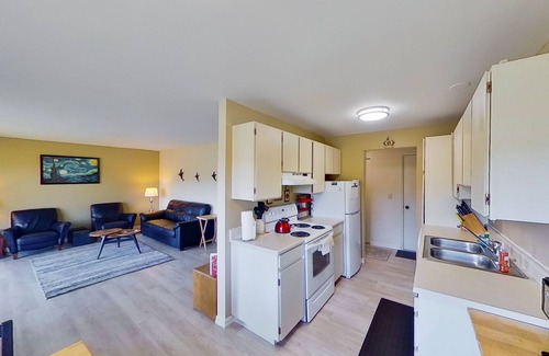 Chelan Condo | Scenic Lake & Mountainview Condo with Prime Amenities