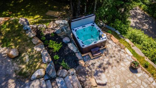 Labelle Ski Chalet | Lake and Pool Table - Au Pied du Lac