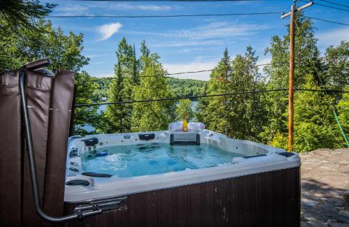 Labelle Ski Chalet | Lake and Pool Table - Au Pied du Lac
