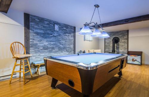 Labelle Ski Chalet | Lake and Pool Table - Au Pied du Lac