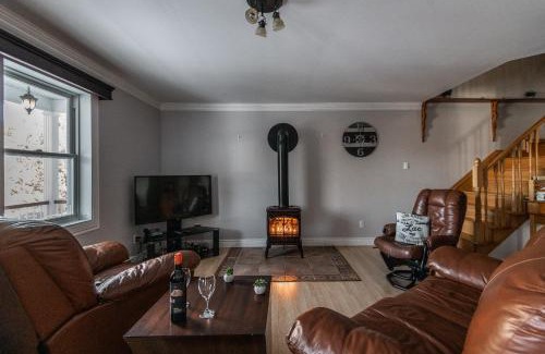 Labelle Ski Chalet | Lake and Pool Table - Au Pied du Lac
