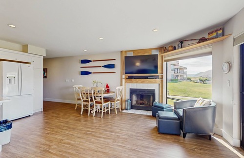 Chelan Condo | Scenic Lake & Pool-View Condo with Beach Access and Balconies