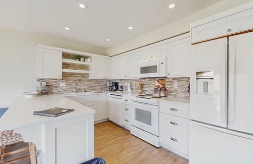 Chelan Condo | Scenic Lake & Pool-View Condo with Beach Access and Balconies