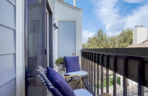 Highlands Condo | Discover Lake Arbor Penthouse Suite: Steps to Nature & Fun