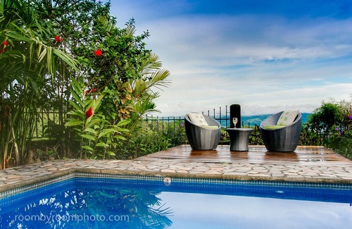 El Millon Ski Chalet | Lake Arenal: Breathtaking Views with Pool and Spa Access