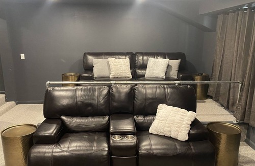 Twin Peaks House | LAKE ARROWHEAD- CHIPMUNK LODGE-5 KING BEDS,4500sq, 6/4, AC, GAME & MOVIE ROOM!