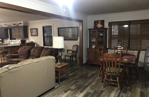 Gueydan House | Tranquil Lake Arthur Nita Rest with Scenic Views & Breakfast