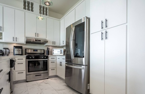 Cat Mountain Villas House | Lake Austin Oasis: Pet-Friendly Retreat with Spa & Hot Tub