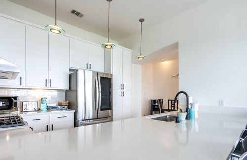 Cat Mountain Villas House | Lake Austin Oasis: Pet-Friendly Retreat with Spa & Hot Tub