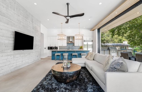 Austin House | Lake Austin Waterfront: Perfect for Golf, Wakeboarding & Events