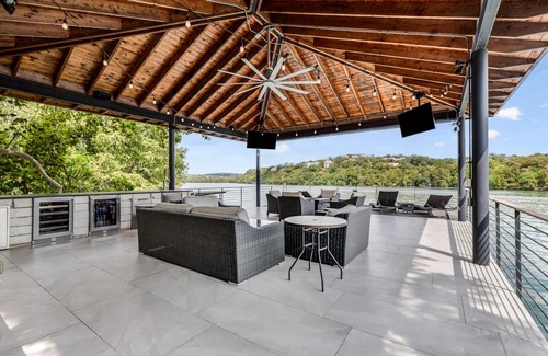 Austin House | Lake Austin Waterfront: Perfect for Golf, Wakeboarding & Events