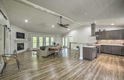Cadiz House | Inviting Lake Barkley Home with Deck and Boat Dock Access