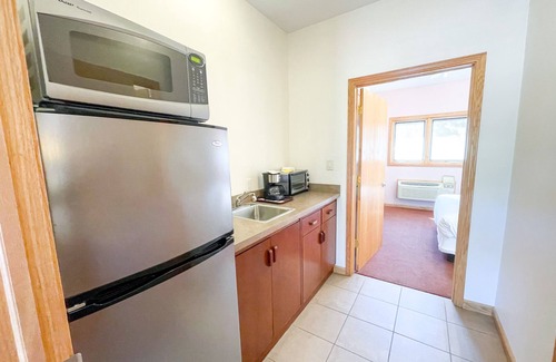 South Haven Hotel | Inviting Lake Bluff Inn and Suites: Pool, Spa & Family Fun