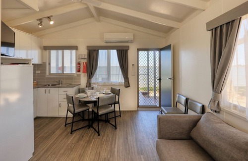 Lake Boga House | Pet-Friendly Lake Boga Caravan Park: Rated 9.4/10 Stay