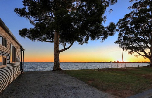 Lake Boga House | Pet-Friendly Lake Boga Caravan Park: Rated 9.4/10 Stay