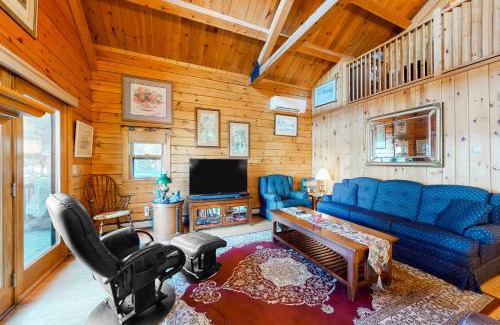 Neshobe Beach House | Cozy Lake Bomoseen Log Cabin - Ideal for Family Getaways