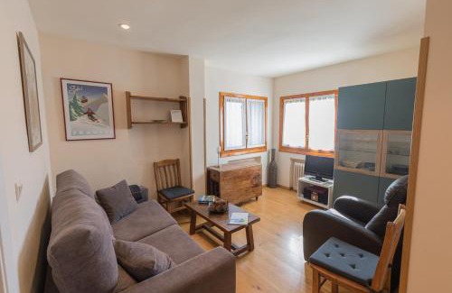 Formigal Apartment | Cozy Lake by PIRINEOS 360 - Perfect Getaway for Couples