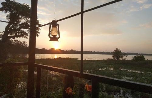 Polonnaruwa House | Cozy Lake Cabin: Family-Friendly with Complimentary Breakfast