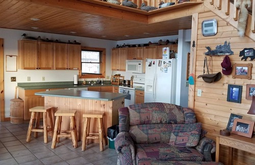 Arlington House | Cozy Lake Cabin with Spa and Stunning Views at Poinsett