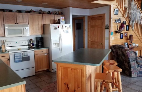 Arlington House | Cozy Lake Cabin with Spa and Stunning Views at Poinsett