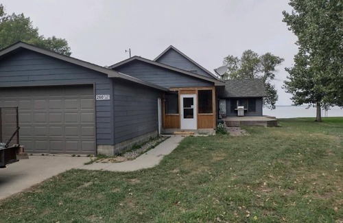 Arlington House | Cozy Lake Cabin with Spa and Stunning Views at Poinsett