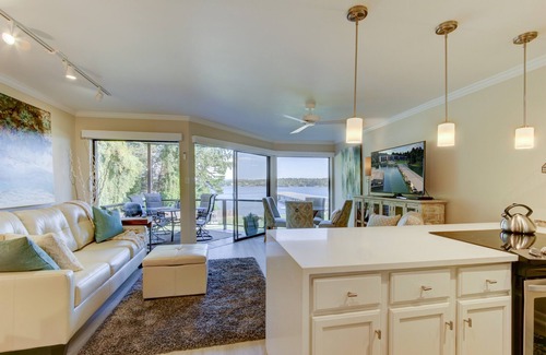 Hot Springs Condo | Unforgettable Interiors with Ocean View & Spa Amenities