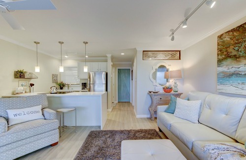 Hot Springs Condo | Unforgettable Interiors with Ocean View & Spa Amenities