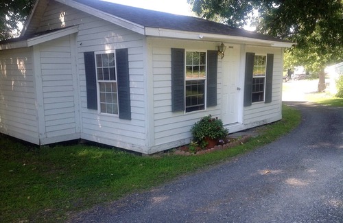 North Hero Cabin | Pet-Friendly Cottage on Lake Champlain with Great Amenities