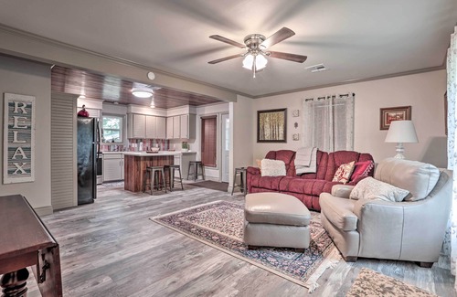 Prien Cottage | Ideal Lake Charles Home Near Boat Launch with Spa & Breakfast