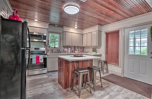 Prien Cottage | Ideal Lake Charles Home Near Boat Launch with Spa & Breakfast