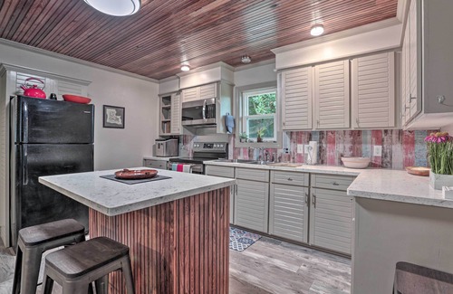 Prien Cottage | Ideal Lake Charles Home Near Boat Launch with Spa & Breakfast