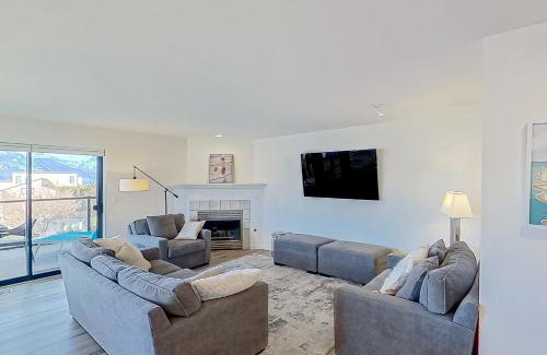 Chelan Apartment | Lake Chelan Shores: Family-Friendly Retreat with Pool & Hot Tub