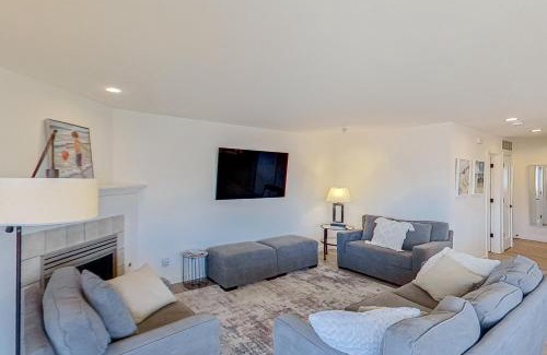Chelan Apartment | Lake Chelan Shores: Family-Friendly Retreat with Pool & Hot Tub
