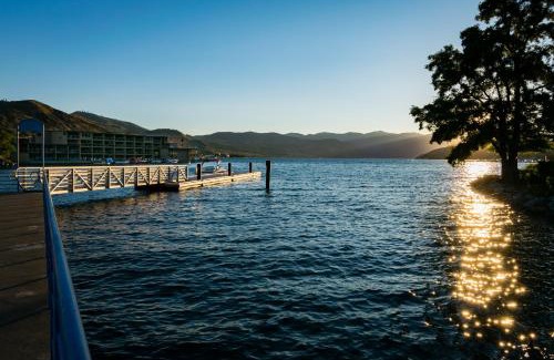Chelan Apartment | Lake Chelan Shores: Family-Friendly Retreat with Pool & Hot Tub